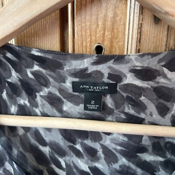 Ann Taylor Size 2 Blouse Layered Watercolor Floral Black Gray Short Sleeve Silk - Picture 4 of 14
